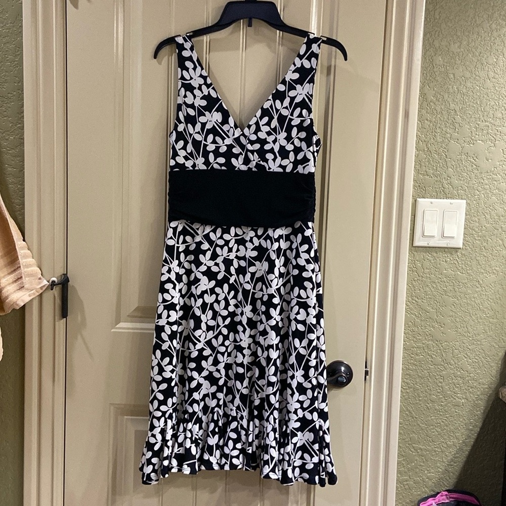 Black and White Print Pullover Dress by White House Black Market.  EUC!
